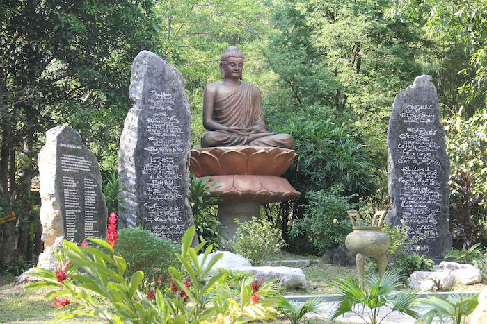 Du kh&aacute;ch thường đến ch&ugrave;a Huyền Kh&ocirc;ng Sơn Thượng để tận hưởng sự chữa l&agrave;nh đến từ thi&ecirc;n nhi&ecirc;n, đọc thư ph&aacute;p v&agrave; ngồi thiền