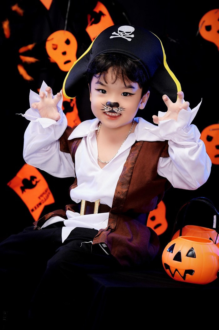 C&aacute;c b&eacute; h&oacute;a th&acirc;n th&agrave;nh cướp biển nh&iacute; trong dịp Halloween năm nay