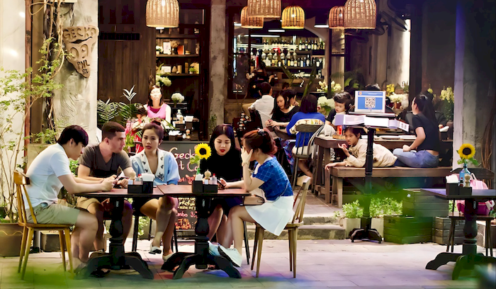 Qu&aacute;n c&agrave; ph&ecirc; phố T&acirc;y Huế mang phong c&aacute;ch đa dạng, thu h&uacute;t du kh&aacute;ch đến trải nghiệm
