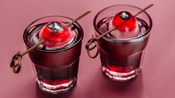 Ly cocktail được pha với nhiều tầng m&agrave;u sắc rực rỡ v&agrave; trang tr&iacute; bằng c&aacute;c chi tiết ma qu&aacute;i mang đến cảm gi&aacute;c r&ugrave;ng rợn