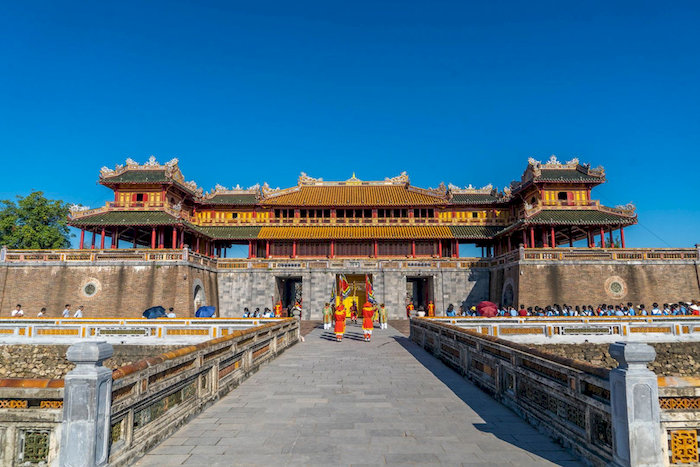 Ho&agrave;ng th&agrave;nh Huế được x&acirc;y dựng theo kiến tr&uacute;c đối xứng để thể hiện sự c&acirc;n bằng trong vũ trụ v&agrave; trang nghi&ecirc;m của ho&agrave;ng cung