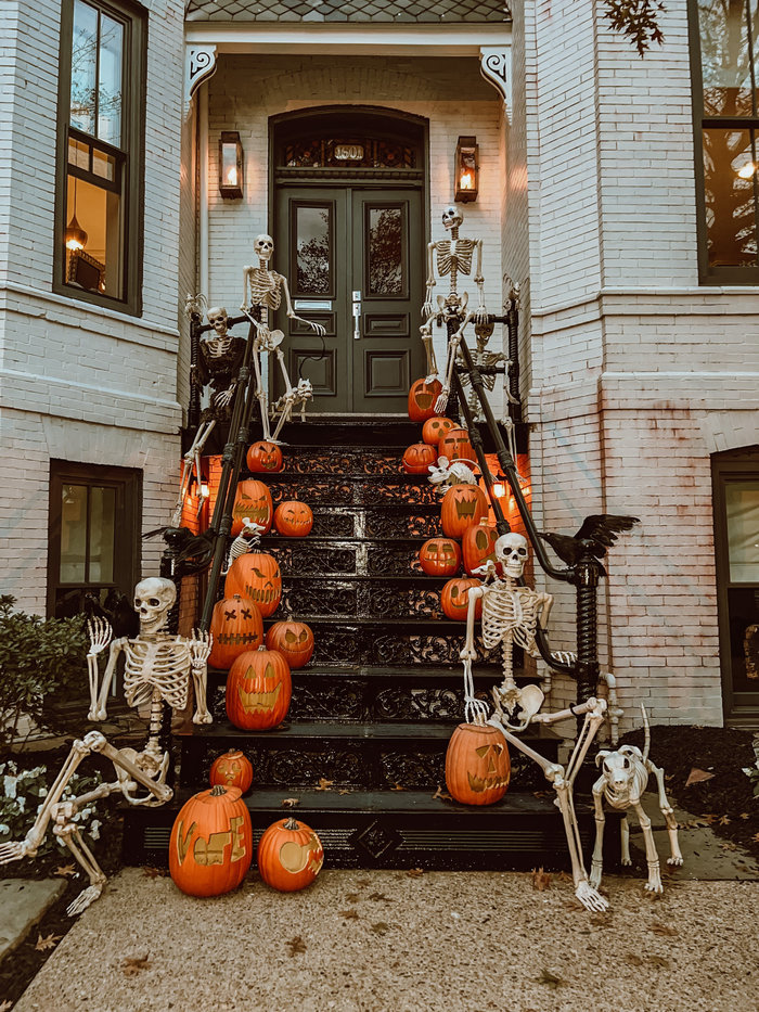 Cửa ra v&agrave;o &ldquo;ma &aacute;m&rdquo; l&agrave; &yacute; tưởng gi&uacute;p ng&ocirc;i nh&agrave; của bạn tr&agrave;n ngập kh&ocirc;ng kh&iacute; Halloween ngay từ c&aacute;i nh&igrave;n đầu ti&ecirc;n