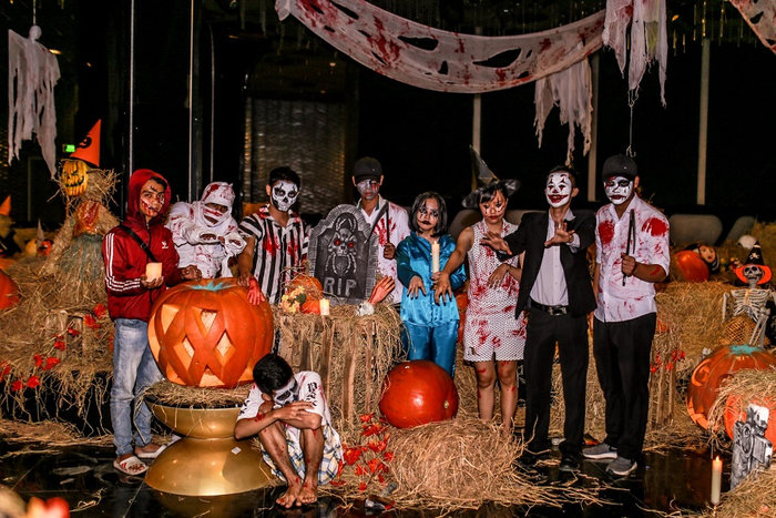 Props h&oacute;a trang mini cho nh&acirc;n vi&ecirc;n sẽ gi&uacute;p văn ph&ograve;ng trở n&ecirc;n s&ocirc;i động v&agrave; đậm chất Halloween