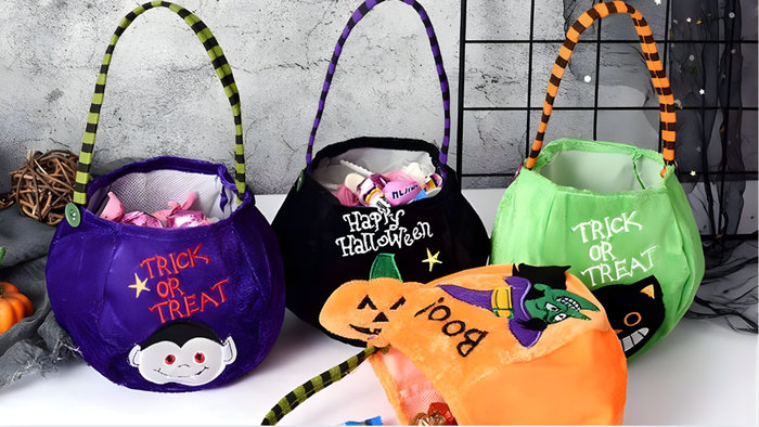 Giỏ đựng kẹo l&agrave; m&oacute;n qu&agrave; thực tế v&agrave; &yacute; nghĩa nhất trong đ&ecirc;m Halloween để b&eacute; c&oacute; thể mang theo c&ugrave;ng khi tham gia hoạt động &ldquo;Trick or Treat&rdquo;