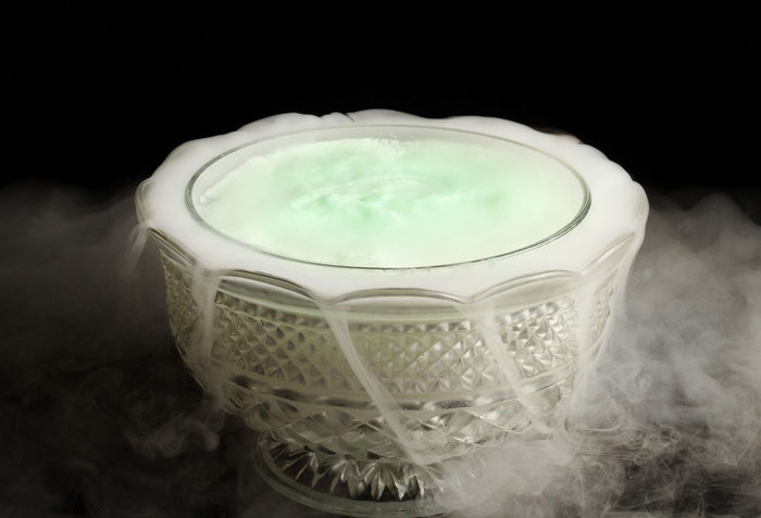 Bạn chỉ cần pha soda với siro c&oacute; m&agrave;u t&iacute;m, xanh hoặc cam để tạo m&agrave;u sắc đặc trưng cho Halloween