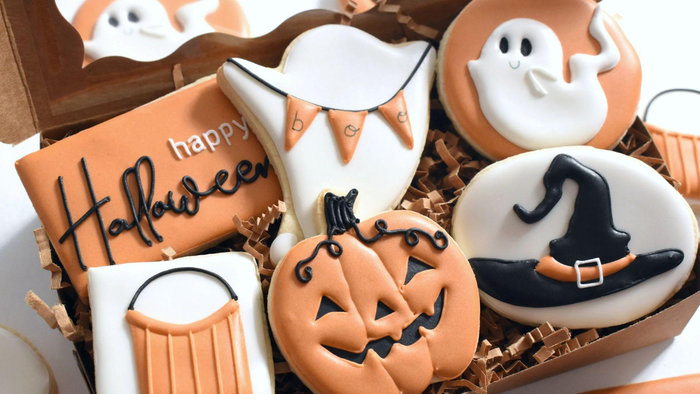 B&aacute;nh quy bơ gi&ograve;n tan phủ lớp icing v&agrave; vẽ c&aacute;c h&igrave;nh ảnh ma quỷ ngộ nghĩnh l&agrave; một m&oacute;n qu&agrave; đ&aacute;ng y&ecirc;u d&agrave;nh cho b&eacute;