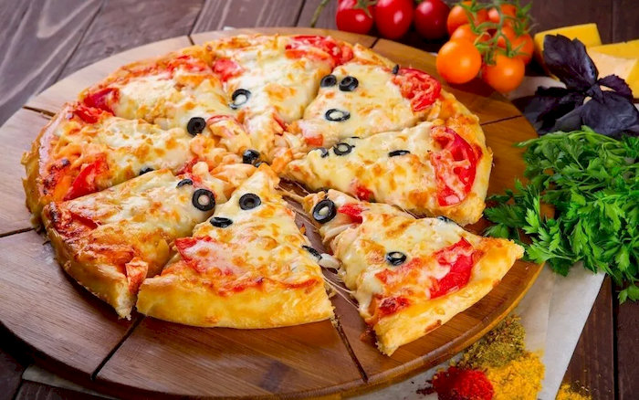 Pizza v&agrave; mỳ &Yacute; cũng l&agrave; những m&oacute;n kh&ocirc;ng thể thiếu trong bữa tiệc Gi&aacute;ng sinh