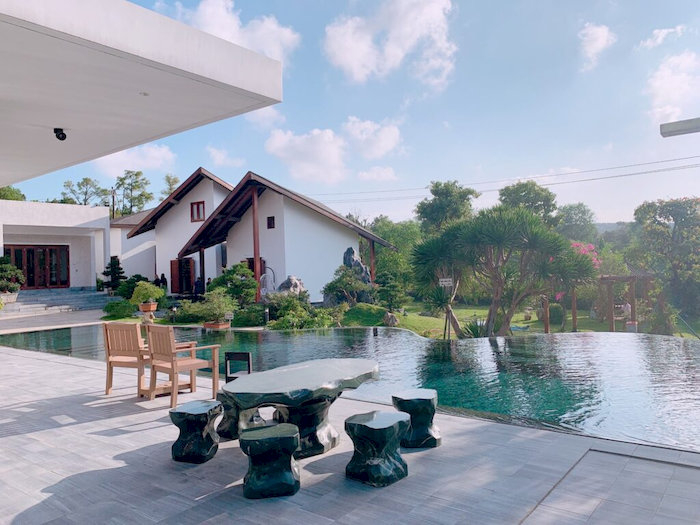 Hồ bơi được thiết kế hiện đại, hướng ra vườn, gi&uacute;p du kh&aacute;ch tận hưởng kh&ocirc;ng gian xanh m&aacute;t v&agrave; thư gi&atilde;n