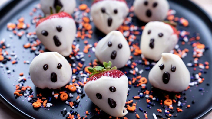 D&acirc;u t&acirc;y b&oacute;ng ma l&agrave; m&oacute;n tr&aacute;ng miệng nhỏ xinh với những quả d&acirc;u t&acirc;y nh&uacute;ng chocolate trắng