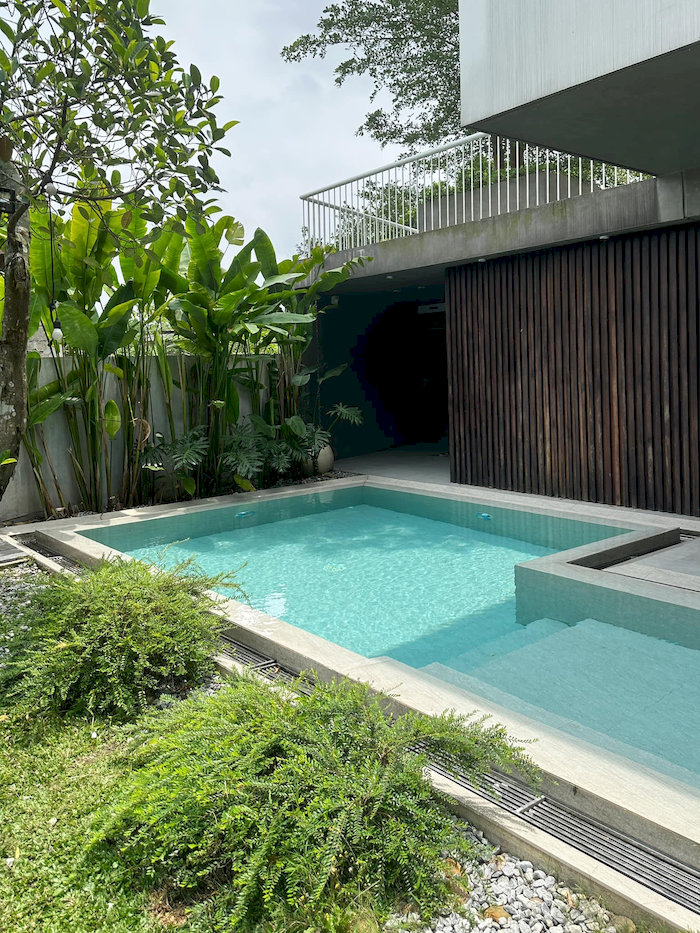 Khu&ocirc;n vi&ecirc;n hồ bơi rộng r&atilde;i, tho&aacute;ng m&aacute;t tại Cua&rsquo;s House