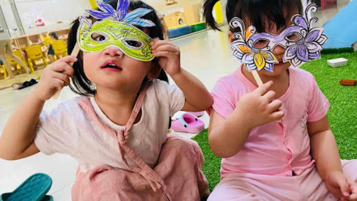 C&aacute;c loại mặt nạ Halloween d&agrave;nh cho trẻ em thường c&oacute; thiết kế theo xu hướng dễ thương l&agrave; m&oacute;n qu&agrave; ph&ugrave; hợp để b&eacute; vui chơi c&ugrave;ng bạn b&egrave;