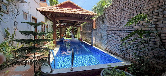 T&acirc;m Family Homestay Huế sở hữu hồ bơi rộng c&ugrave;ng hệ thống ph&ograve;ng rộng r&atilde;i, tho&aacute;ng m&aacute;t