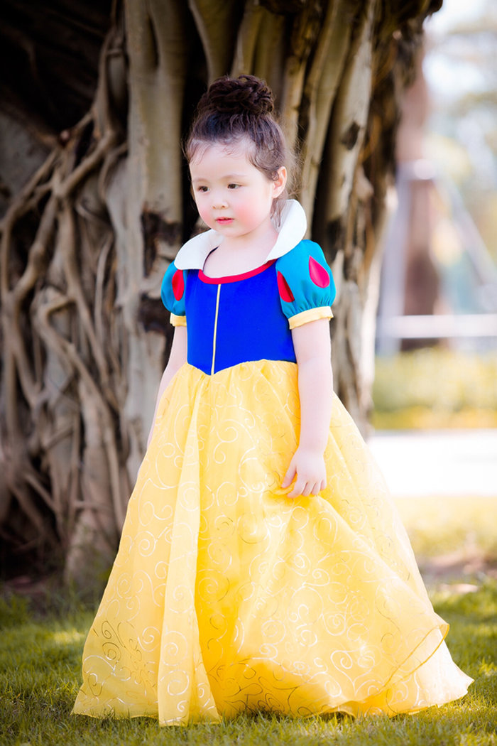  C&ocirc; c&ocirc;ng ch&uacute;a Disney với chiếc v&aacute;y x&ograve;e lộng lẫy sẽ thu h&uacute;t mọi &aacute;nh nh&igrave;n trong bữa tiệc Halloween