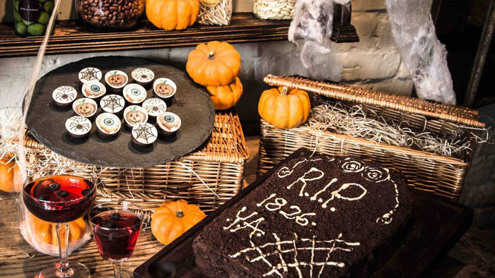  &Yacute; tưởng trang tr&iacute; menu v&agrave; ly/cốc theo phong c&aacute;ch Halloween độc đ&aacute;o, ấn tượng