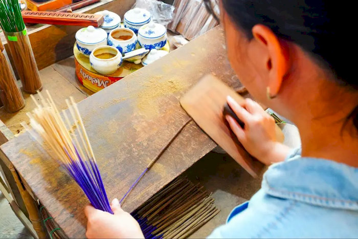 Quy tr&igrave;nh se nhang đ&ograve;i hỏi sự tỉ mỉ v&agrave; t&acirc;m huyết trọn vẹn với nghề.
