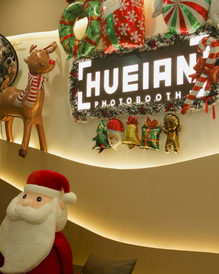 Tại Hueian Photobooth, các phòng chụp được trang trí theo chủ đề mùa lễ hội, mang đến không gian sinh động