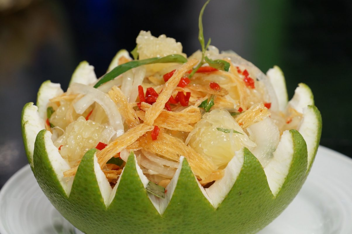 Thanh trà trộn khô mực kết hợp vị chua ngọt thanh mát của thanh trà với vị đậm đà, dai ngon của khô mực, tạo nên hương vị lạ miệng khó quên