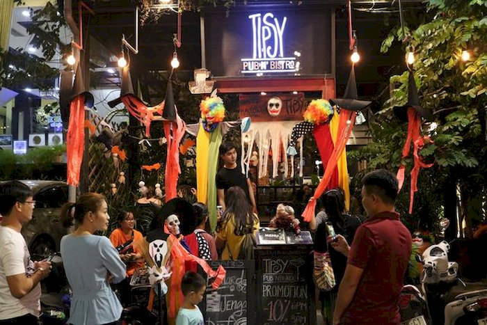 Đừng quên rủ thêm bạn bè để có một đêm Halloween vui vẻ nhé