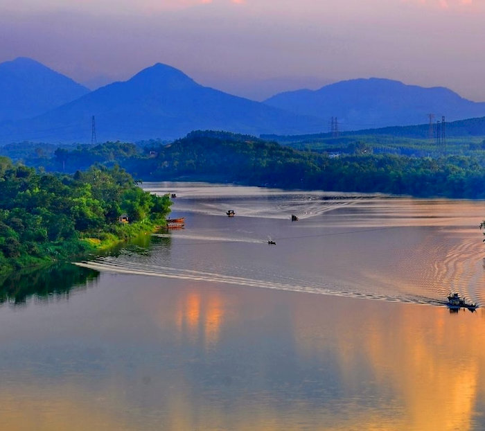 N&uacute;i Ngự nằm &ecirc;m ả soi b&oacute;ng dưới d&ograve;ng s&ocirc;ng Hương