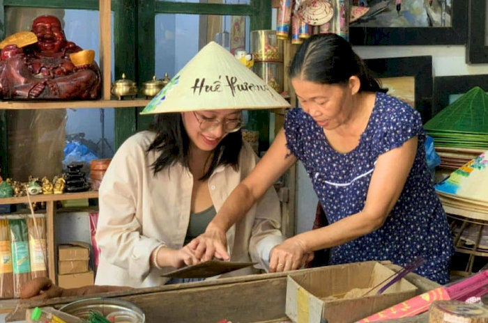Trải nghiệm l&agrave;m hương dưới sự hướng dẫn tận t&igrave;nh của nghệ nh&acirc;n.