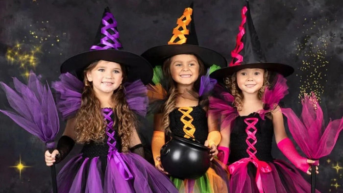 Trang phục ph&ugrave; thủy với &aacute;o cho&agrave;ng, mũ hoặc gậy ph&eacute;p thuật l&agrave; m&oacute;n qu&agrave; Halloween cho b&eacute; để thỏa sức h&oacute;a trang c&ugrave;ng bạn b&egrave;