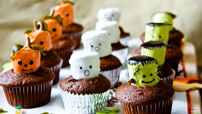 Những chiếc b&aacute;nh cupcake trang tr&iacute; với lớp kem c&ugrave;ng họa tiết trang tr&iacute; l&agrave; m&oacute;n qu&agrave; Halloween cho b&eacute; vừa bắt mắt lại ngon miệng