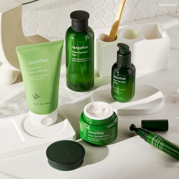 C&aacute;c d&ograve;ng sản phẩm Green Tea của Innisfree c&oacute; khả năng dưỡng ẩm v&agrave; kiềm dầu hiệu quả trong m&ugrave;a h&egrave; n&agrave;y