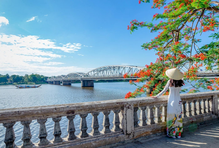 Về thăm Huế những ngày nắng vàng, dạo bước trên cầu Trường Tiền, ngắm dòng sông Hương lấp lánh