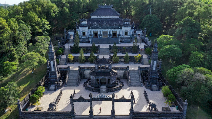 Kh&ocirc;ng gian thơ mộng với hồ sen, cầu đ&aacute; v&agrave; rừng c&acirc;y xanh r&igrave; khiến lăng Minh Mạng trở th&agrave;nh điểm check-in được nhiều người y&ecirc;u th&iacute;ch