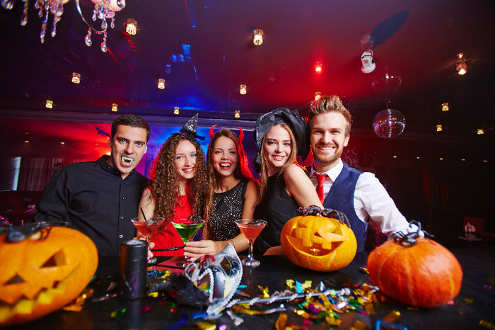  Nh&acirc;n vi&ecirc;n theo chủ đề Halloween sẽ tạo ấn tượng mạnh mẽ với kh&aacute;ch h&agrave;ng