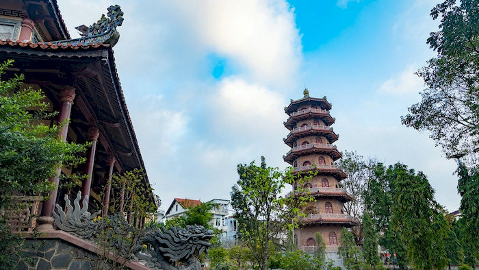 Ch&ugrave;a Từ Đ&agrave;m l&agrave; một trong những trung t&acirc;m Phật gi&aacute;o lớn tại Huế, c&oacute; vai tr&ograve; quan trọng trong lịch sử t&ocirc;n gi&aacute;o Việt Nam