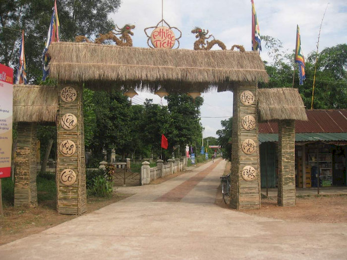 Cổng lớn lối vào chính của Làng cổ Phước Tích