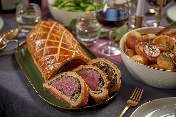 B&ograve; Wellington l&agrave; m&oacute;n ăn &ldquo;qu&yacute; tộc&rdquo; lu&ocirc;n xuất hiện trong c&aacute;c bữa tiệc gi&aacute;ng sinh