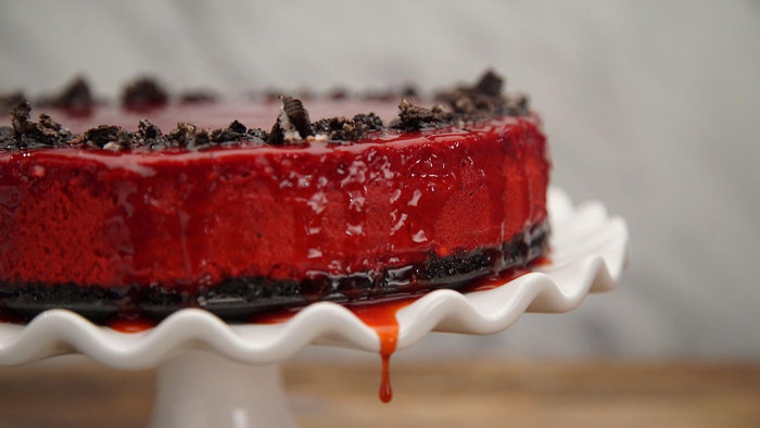  B&aacute;nh Red Velvet đẫm m&aacute;u l&agrave; lựa chọn sang trọng với m&agrave;u đỏ thẫm tự nhi&ecirc;n của c&ocirc;́t bánh cùng lớp s&ocirc;́t trái c&acirc;y