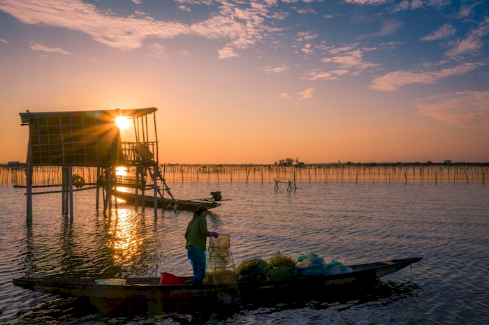 Ch&egrave;o kayak, ngồi đ&ograve; tr&ecirc;n Đầm Chuồn l&agrave; hoạt động y&ecirc;u th&iacute;ch của nhiều du kh&aacute;ch