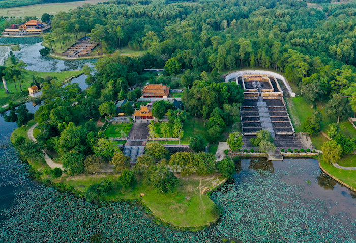 Lăng Gia Long nằm giữa n&uacute;i rừng hoang sơ, mang vẻ đẹp h&agrave;i h&ograve;a giữa thi&ecirc;n nhi&ecirc;n v&agrave; kiến tr&uacute;c cổ k&iacute;nh