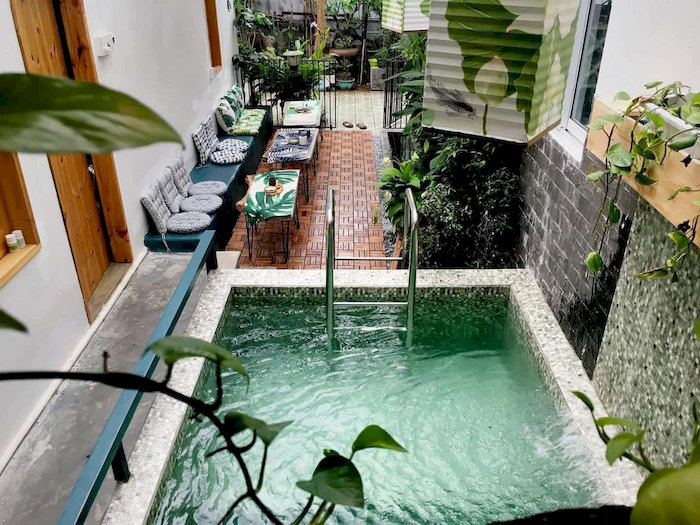 Hồ bơi Can House c&ograve;n được bố tr&iacute; th&ecirc;m c&aacute;c ghế ngồi, tạo kh&ocirc;ng gian l&yacute; tưởng để du kh&aacute;ch thư gi&atilde;n v&agrave; tận hưởng