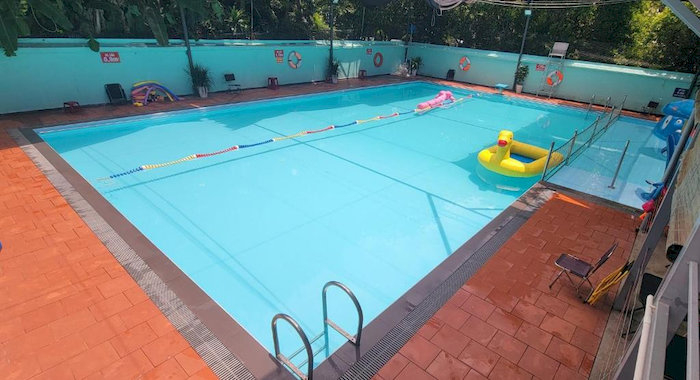 Hồ bơi tại Hillside Homestay Huế rộng r&atilde;i, tho&aacute;ng m&aacute;t