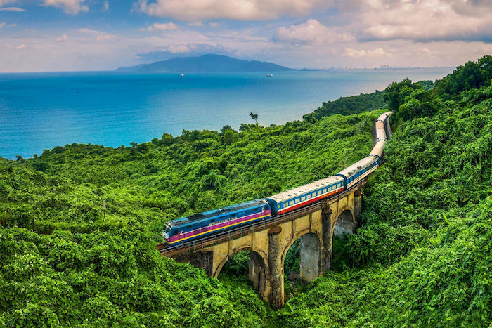 Đ&egrave;o Hải V&acirc;n nổi tiếng l&agrave; một trong những cung đ&egrave;o đẹp nhất tr&ecirc;n cung đường v&agrave;o Nam ra Bắc