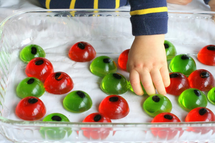 Thạch rau c&acirc;u kết hợp với nho đen hoặc cherry l&agrave;m con ngươi tạo n&ecirc;n hiệu ứng quả nh&atilde;n cầu ma qu&aacute;i