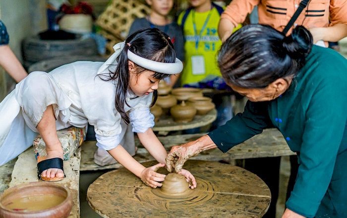 Bạn sẽ có cơ hội tự tay nặn những sản phẩm gốm dưới sự hướng dẫn của các nghệ nhân lão làng