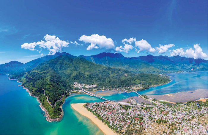 Biển Lăng C&ocirc; sở hữu vẻ đẹp nguy&ecirc;n sơ, l&yacute; tưởng cho những chuyến nghỉ dưỡng ngắn ng&agrave;y