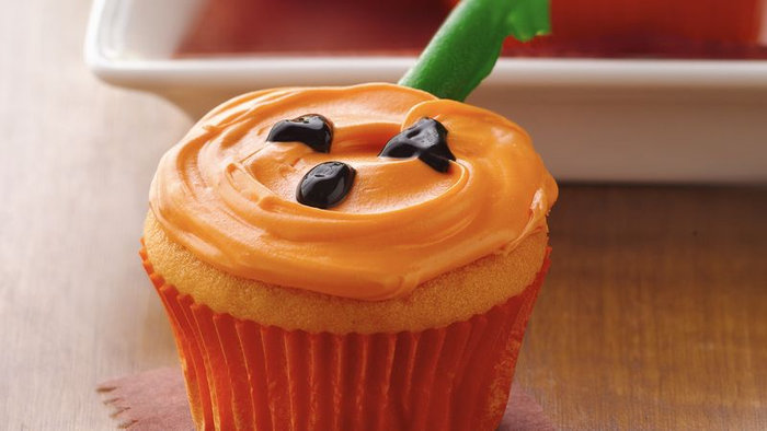 Những chiếc cupcake nhỏ xinh c&oacute; thể được biến h&oacute;a th&agrave;nh quả b&iacute; ng&ocirc; rực rỡ với lớp kem m&agrave;u cam xoắn tr&ograve;n b&ecirc;n tr&ecirc;n