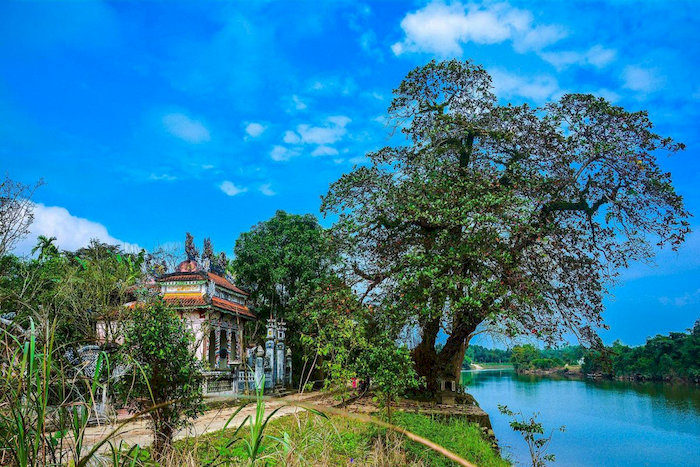 Làng cổ Phước Tích ẩn mình bên dòng sông Ô Lâu thơ mộng.