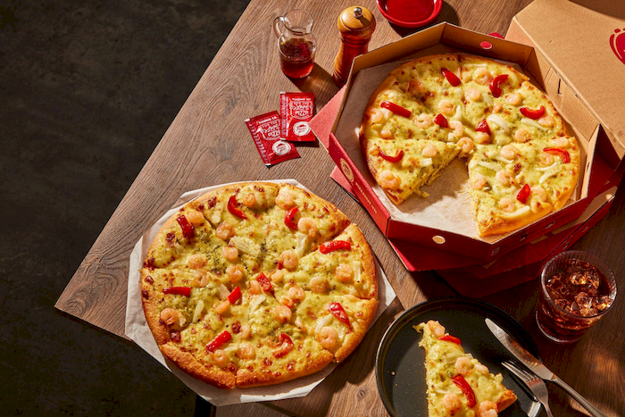 Menu Pizza Hut c&oacute; sự đa dạng về c&aacute;c loại topping, từ thịt cho đến hải sản, ph&ocirc; mai