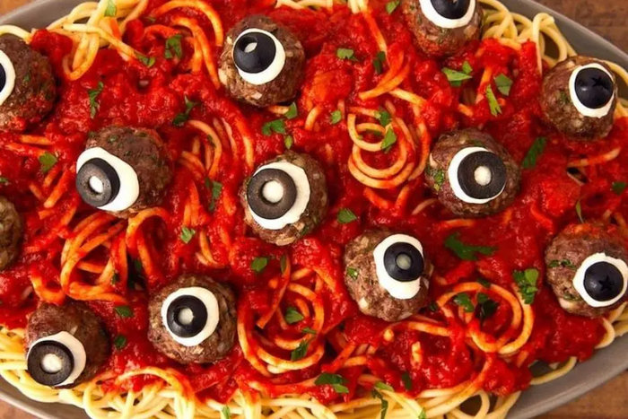 M&oacute;n m&igrave; spaghetti sốt c&agrave; chua đỏ rực tr&ocirc;ng như m&aacute;u chảy, c&ugrave;ng với những vi&ecirc;n b&ograve; vi&ecirc;n được tạo h&igrave;nh như đầu qu&aacute;i vật
