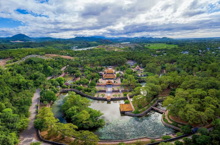 Kh&ocirc;ng gian thơ mộng với hồ sen, cầu đ&aacute; v&agrave; rừng c&acirc;y xanh r&igrave; khiến lăng Minh Mạng trở th&agrave;nh điểm check-in được nhiều người y&ecirc;u th&iacute;ch