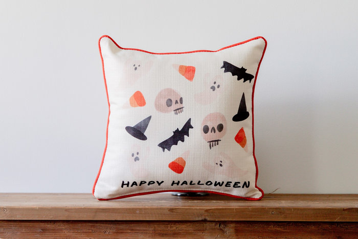 Gối in hoạ tiết Halloween gợi nhớ về người tặng, giúp giữ lại sự ấm áp và quan tâm mỗi ngày