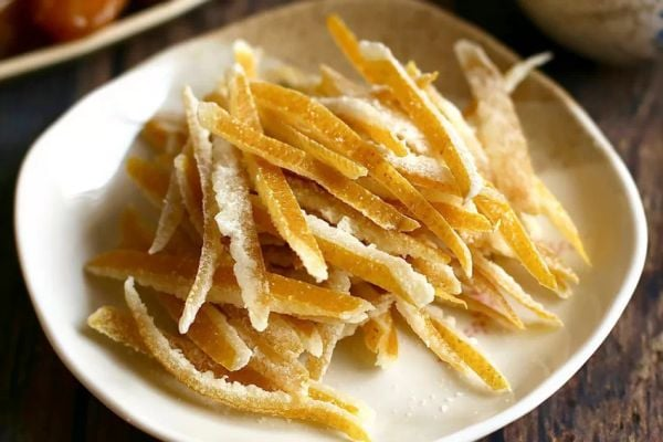 Mứt thanh trà có vị ngọt thanh xen lẫn chút chua nhẹ, tạo cảm giác thơm ngon và lạ miệng
