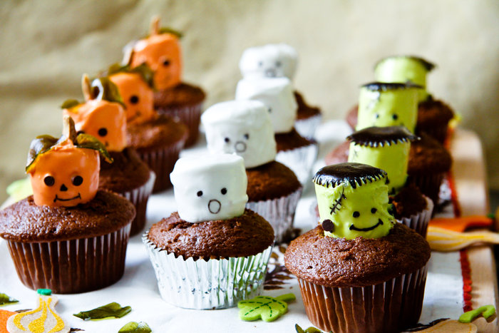 Bánh ngọt trang trí Halloween phù hợp để chia sẻ trong các bữa tiệc bạn bè